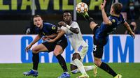 Duel Real Madrid Vs Inter Milan di fase Grup D Liga Champions 2021/22, Kamis (16/9/2021) - Vinicius Jr dikepung Milan Skriniar (kiri) dan Nicolo Barella (kanan). (AFP/Miguel Medina)