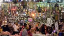 Lampu fanus, lentera tradisional khas yang dijual selama Ramadan, di distrik Saida Zeinab di Ibu Kota Kairo, 29 Mei 2016. Fanus selain sebagai ungkapan kegembiraan akan tibanya bulan Ramadan, juga melambangkan sumber cahaya. (MOHAMED EL-Shahed/AFP)