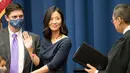Michelle Wu dilantik sebagai Wali Kota Boston oleh Hakim Myong J. Joun, di Balai Kota Boston, Selasa (16/11/2021). Michelle Wu juga merupakan orang kulit berwarna pertama sepanjang sejarah, yang berhasil terpilih dalam Pemilihan Wali Kota Boston. (Scott Eisen/Getty Images/AFP)