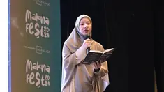 Mulai jarang muncul di layar kaca, Natasha Rizky saat ini menjadi seorang penulis buku. Buku berjudul Kamu Tidak Istimewa yang ditulis olehnya ini menuai banyak perhatian dari para pecinta buku. Tidak jarang dalam acara bedah buku yang dikemas dalam acara Book Talk kerap diikuti banyak orang di berbagai kota. (Liputan6.com/IG/@natasharizkynew)