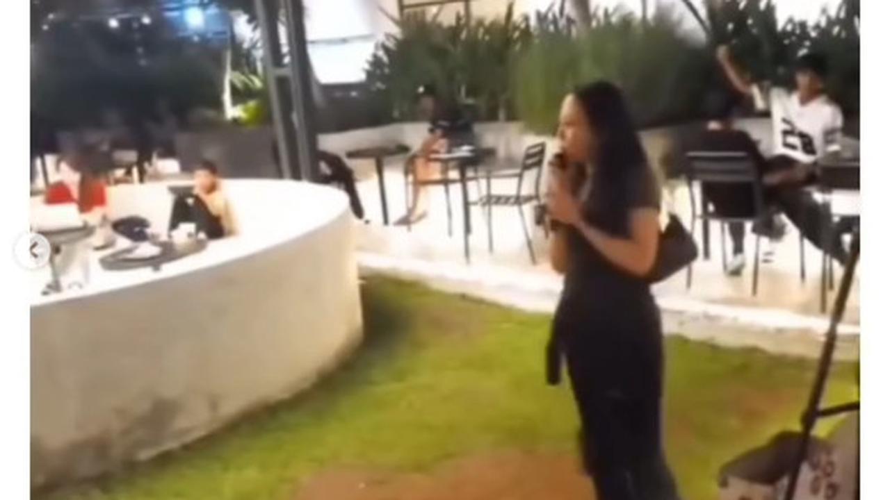 Cewek ini Pinjam Mikrofon saat Live Music, Dikira Mau Nyanyi Ternyata Tagih Utang