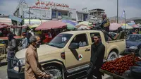 Pejuang Taliban dengan truk pick-up bergerak di sekitar area pasar setelah Taliban menguasai ibukota menyusul runtuhnya pemerintah Afghanistan di daerah Kote Sangi di Kabul (17/8/2021). (AFP/Hoshang Hashimi)