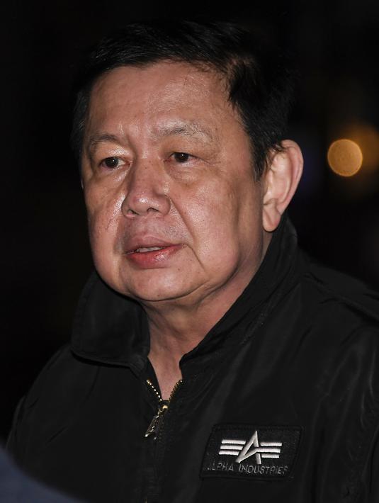 Duta Besar Myanmar untuk Inggris, Kyaw Zwar Minn berbicara dengan stafnya di luar gedung Kedutaan Besar Myanmar di London, Rabu (7/4/2021). Kyaw Zwar Minn telah memutuskan hubungan dengan junta militer yang berkuasa sejak melakukan kudeta pada 1 Februari. (AP Photo/Alberto Pezzali)