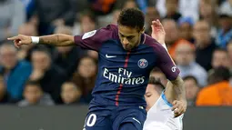 Pemain Paris Saint-Germain, Neymar berebut bola dengan pemain Olympique Marseille, Florian Thauvin pada Liga Prancis (Ligue 1) di Stadion Velodrome, Minggu (22/10). PSG ditahan Olympique Marseille 2-2 . (AP/Claude Paris)