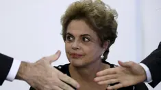 Presiden Brasil Dilma Rousseff saat mendatangi acara di Istana Planalto, Brasil, (13/4).Meskipun telah terpilih 2 periode, Nama Dilma Rousseff  kini sudah tak lagi dipercaya melanjutkan pemerintahannya. (REUTERS / Ueslei Marcelino)