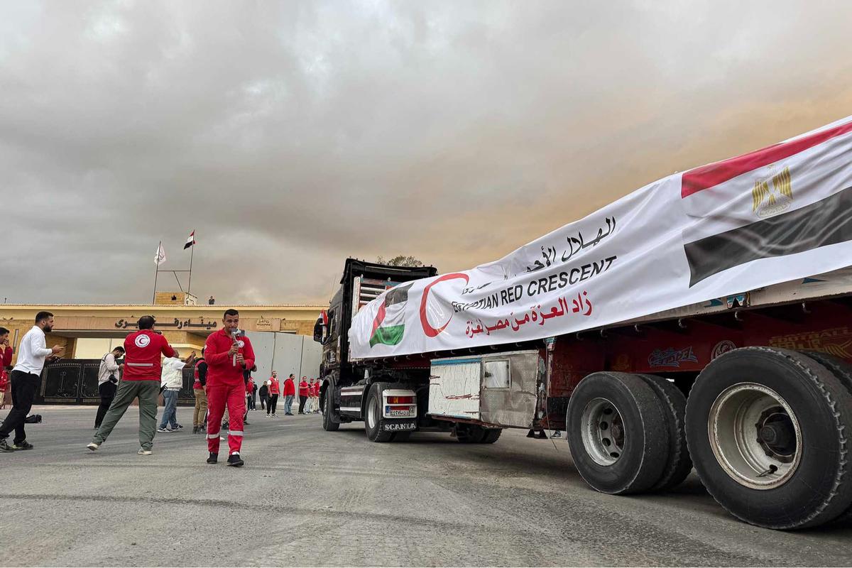 FOTO: Truk-Truk Bantuan Kemanusiaan  Mengular di Rafah, Harapan Gencatan Senjata Segera Terwujud