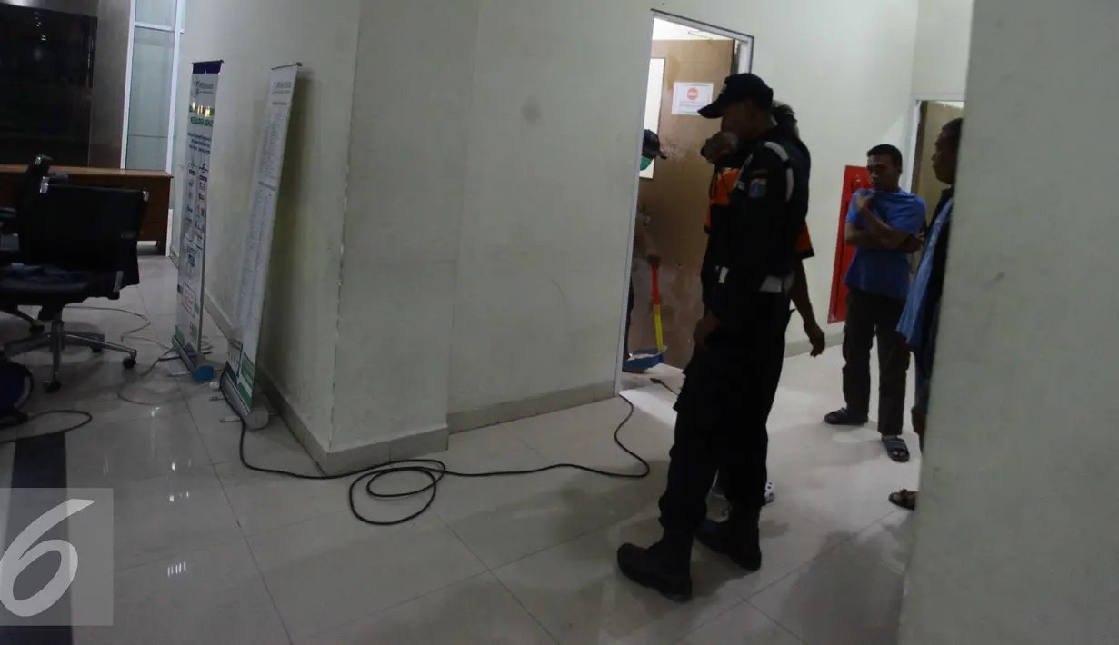 Petugas memeriksa ruangan yang menjadi tempat keluarnya asap di RSUD Koja, Jakarta, Selasa (3/5). Penyebab peristiwa tersebut masih dalam penyelidikan pihak terkait dan tidak ada korban jiwa dalam peristiwa itu. (Liputan6.com/Gempur M Surya)