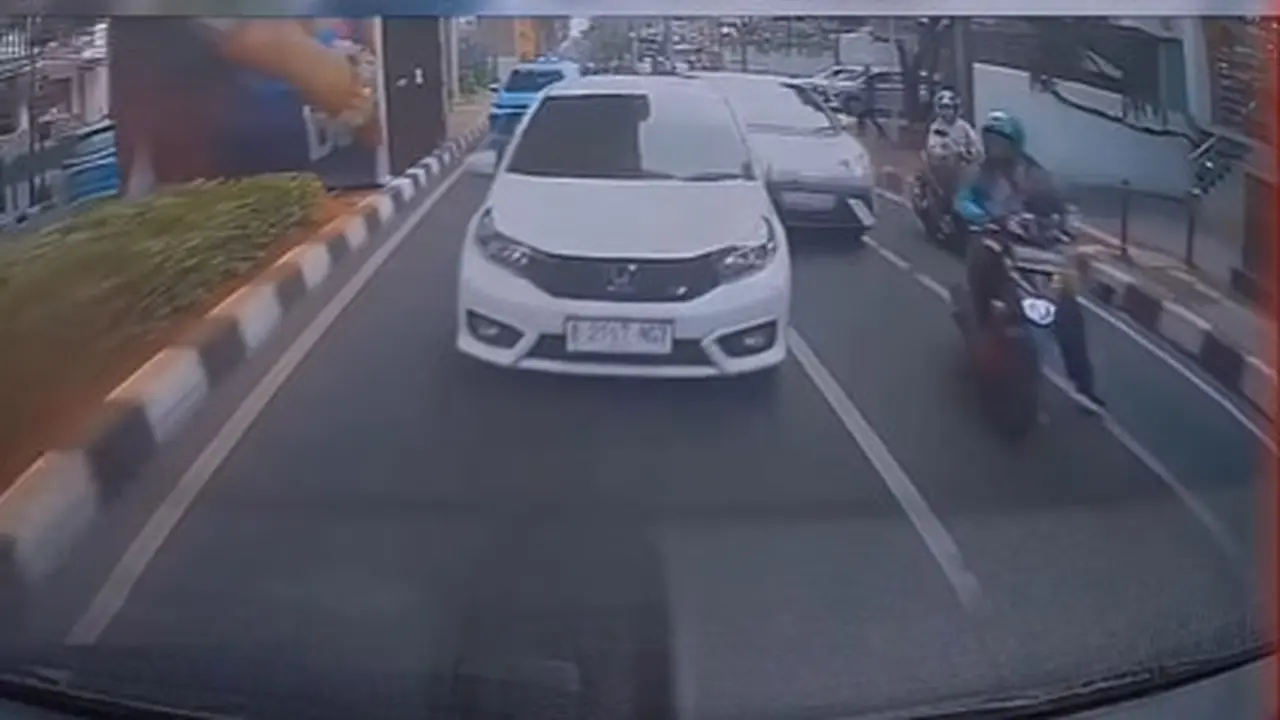 Detik-detik byd lindas driver ojol di kawasan blok-m. (tangkapan layar video).
