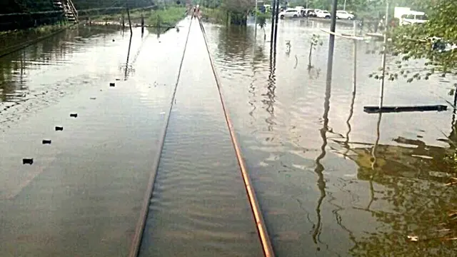 Jalur kereta Tanggulangin-Porong, Sidoarjo hingga Senin petang pasih terendam 29 centimeter. (Foto: Liputan6.com/Muhamad Ridlo/KAI Daop 5)