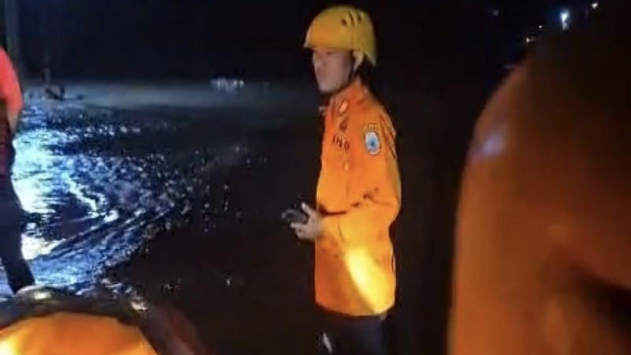 Tim SAR Gabungan Evakuasi Warga Terdampak Banjir Lampung Selatan Akibat Hujan Deras
