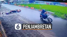 Pria itu mengambil tas dari ibu-ibu itu dan berhasil kabur melarikan diri.
