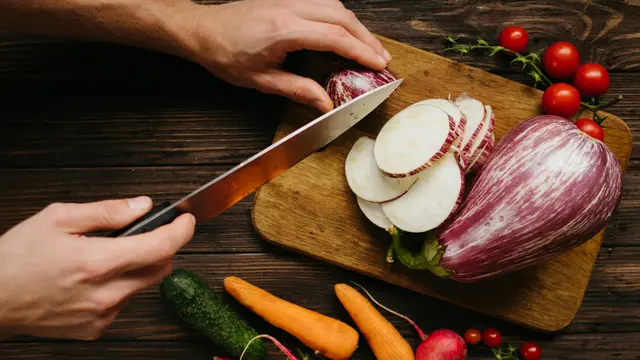 3. Lapisi Terong dengan Tepung Tipis