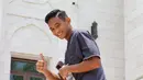Pemain Timnas Indonesia U-22, Rizky Ridho Ramadhani tiba di depan Masjid Al Serkal, Phnom Penh, Kamboja, Jumat (5/5/2023) untuk melaksanakan ibadah Salat Jumat di sela-sela SEA Games 2023 Kamboja. (Bola.com/Abdul Aziz)