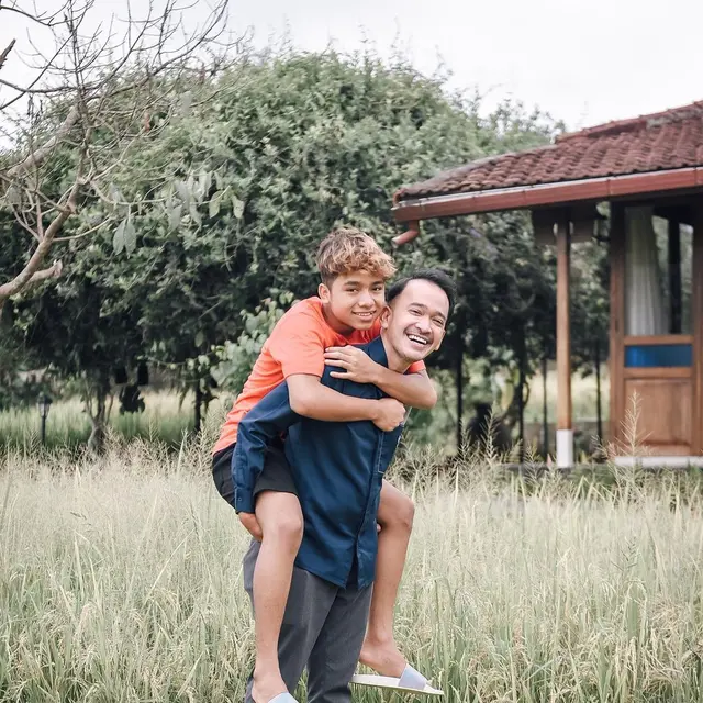 Potret 6 Artis Tanah Air Bareng Anak Angkatnya, Penuh Kehangatan
