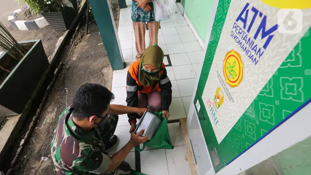 Masyarakat terdampak Covid-19 memperoleh bantuan 1,5 kg beras per orang melalui ATM Pertanian Si Komandan di Makodim 0506 Tangerang