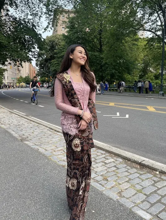 Dengan kebaya pink, Aaliyah juga terlihat memukau apalagi paduan kain yang begitu menyempurnakan gayanya. [Foto: Instagram/ Aaliyah Massaid]