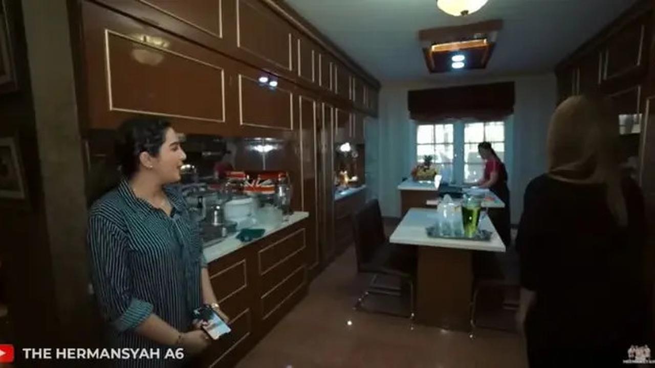 Potret Dapur Inul Bikin Takjub, Full Emas, Chandelier, dan Punya Chef Pribadi