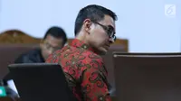 Terdakwa dugaan gratifikasi dan suap pengesahan APBD Provinsi Jambi, Zumi Zola saat sidang lanjutan di Pengadilan Tipikor, Jakarta, Kamis (22/11). Sidang beragenda pembacaan nota pembelaan terdakwa. (Liputan6.com/Helmi Fithriansyah)