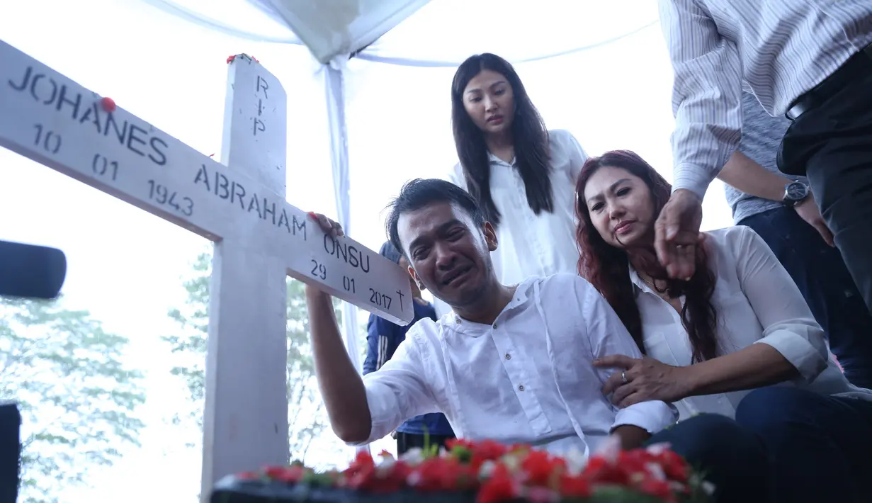 Baik Ruben dan istri, Sarwendah terlihat dengan mengenakan busana putih. Dari pantauan di pemakanan, Ruben beberapa kali mengusap air matanya dengan tisu. (Nurwahyunan/Bintang.com)