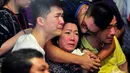 Seorang kerabat tampak terkulai lemas setelah mendengar kabar penemuan pesawat AirAsia QZ8501, Surabaya, Selasa (30/12/2014). (Liputan6.com/Johan Tallo)