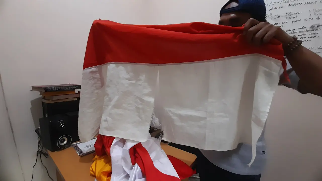 Bendera Merah Putih Robek