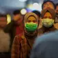 Calon penumpang kereta api mengenakan masker saat berada di Stasiun Gambir, Jakarta Pusat, (merdeka.com/Imam Buhori).