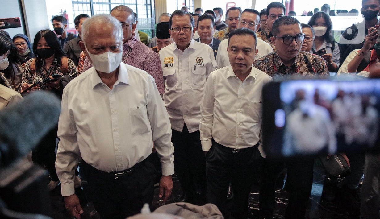 Wakil Ketua DPR RI Sufmi Dasco Ahmad bersama rombongan saat melakukan sidak lokasi pembangunan proyek Meikarta di Cikarang, Kabupaten Bekasi, Jawa Barat, Selasa (14/3/2023). Sufmi Dasco Ahmad memimpin rombongan belasan anggota DPR RI meninjau langsung lokasi pembangunan proyek Meikarta untuk mengetahui kondisi bangunan apartemen yang mangkrak sehingga membuat banyak konsumen merasa dibohongi serta dirugikan. (Liputan6.com/Faizal Fanani)