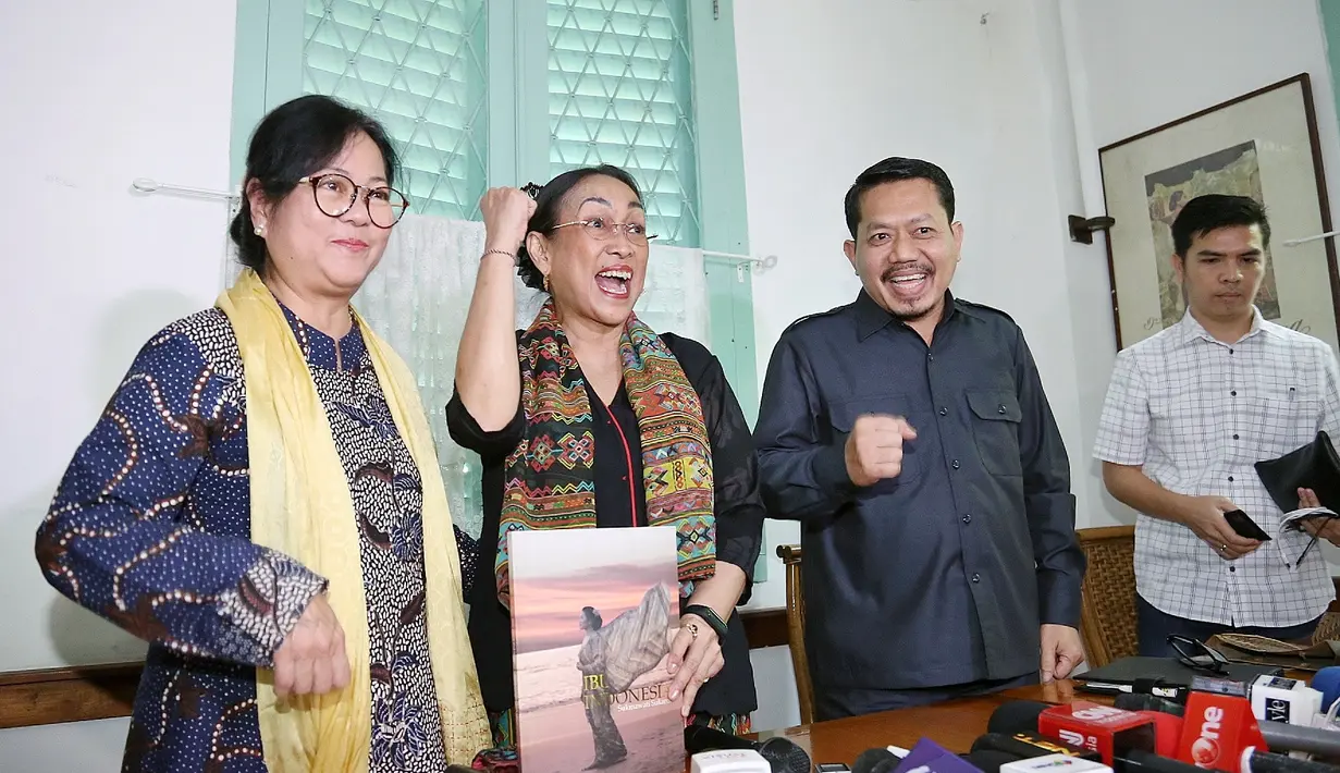 Dalam klarifikasinya, Sukmawati menjabarkan lima point terkait puisi yang akhirnya menuai pro dan kontra khususnya umat Islam. Selain pada masyarakat Indonesia, juga pada keluarga Anne Avantie. (Nurwahyunan/Bintang.com)