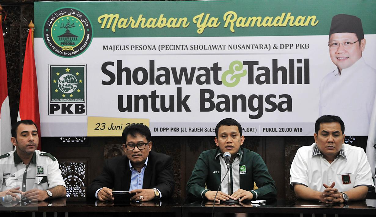 Dari Kiri-Kanan: Nashim Khan, Andy Muawiyah Ramly, Abdul Kadir Karding dan Helmy Faishal Zaini saat memberikan keterangan pers, Jakarta, Rabu (17/6/2015). PKB menggelar Sholawat dan Tahlil untuk Bangsa pada 23 Juni mendatang. (Liputan6.com/Johan Tallo)