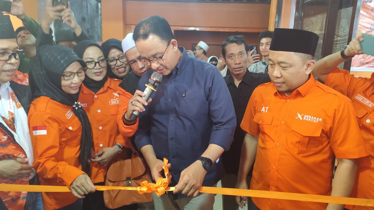 Anies Baswedan meresmikan Sekretariat Gerakan Rakyat di Jalan Paropo, Kecamatan Panakukkang, Kota Makassar, Sabtu (19/9). (merdeka.com/Ihwan Fajar).