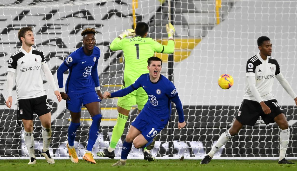 Gelandang Chelsea, Mason Mount (tengah) melakukan selebrasi usai mencetak gol ke gawang Fulham dalam laga lanjutan Liga Inggris 2020/21 pekan ke-18 di Craven Cottage, Sabtu (16/1/2021). Chelsea menang 1-0 atas Fulham. (AFP/Mike Hewitt/Pool)