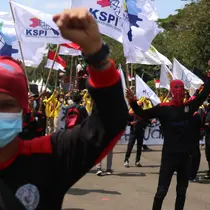 Buruh dari berbagai aliansi menggelar aksi memperingati Hari Buruh Internasional atau May Day di Jakarta, Sabtu (1/5/2021). Dalam aksinya mereka meminta pemerintah untuk mencabut Omnibus Law dan memberlakukan upah minimum sektoral (UMSK) 2021. (Liputan6.com/Angga Yuniar)