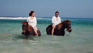 Potret Aaliyah Massaid dan Thariq Berkuda di Pantai Sumba, Nikmati Liburan Keluarga