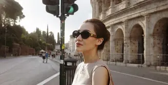 Aaliyah Massaid tampak bergaya old money dengan tampilan minimalis saat honeymoon di Italia. [Foto: Instagram/ Aaliyah Massaid]