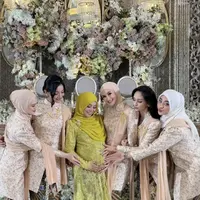 Selebritis saat Jadi Maternity Bestie di Tujuh Bulanan Anak ke-3 Lesti Kejora. [@valtifanka]