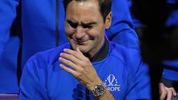 Roger Federer dari Tim Eropa menangis setelah pertandingan ganda Piala Laver di arena O2 di London, Jumat (23/9/2022). Laga terakhir Federer dilakoni di nomor ganda putra. Petenis asal Swiss itu berduet dengan salah satu rival terbesarnya, Rafael Nadal. (AP Photo/Kin Cheung)
