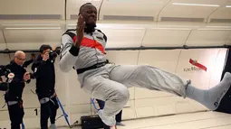 Sprinter Jamaika, Usain Bolt saat mencoba ruangan gravitasi nol dalam pesawat Airbus Zero-G di Reims, Prancis, Rabu (12/9). Bolt menghabiskan empat menit mengambang dan bercanda dalam kondisi hampir tanpa bobot. (Laurent Theillet, Mumm/Novespace via AP)