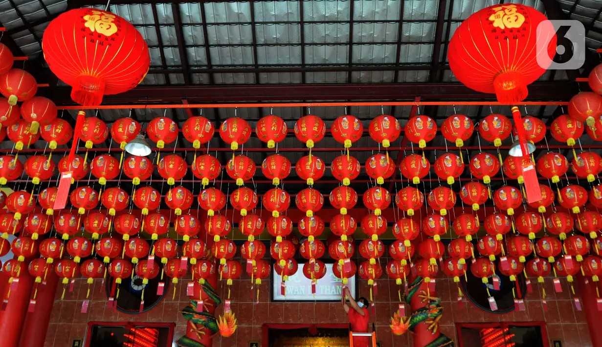Warga  memasang lampion di Vihara Kwan In Thang, Pondok Cabe, Tangerang Selatan, Banten, Rabu (19/1/2022). Pemasangan lampion dalam rangka menyambut Tahun Baru Cina atau Imlek 1 Februari besok. (merdeka.com/Arie Basuki)