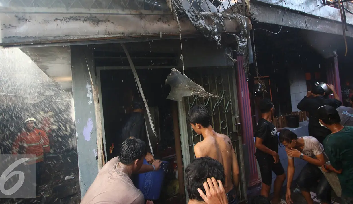 Warga menyelamatkan barang saat kebakaran di kawasan Tanah Abang, Jakarta, Senin (5/9). Belum diketahui penyebab serta kerugian akibat kebakaran yang menghanguskan kawasan padat penduduk tersebut. (Liputan6.com/Immanuel Antonius)