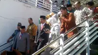 Jokowi juga mengajak segenap kader Muhammadiyah untuk bersama-sama pemerintah memberantas korupsi dan narkoba. 