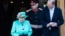 Ratu Elizabeth II meninggalkan pusat perbelanjaan Lexicon saat berkunjung ke Bracknell, London, Jumat (19/10). Ratu Elizabeth menghabiskan sebagian waktu siangnya untuk mengunjungi department store. (AP Photo Pool)