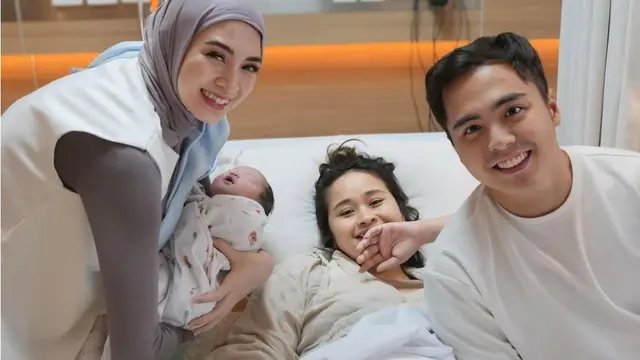 Potret Donita dan Adi Nugroho Jenguk Gritte Agatha yang Baru Lahiran (credit: https://www.instagram.com/donitabhubiy/)