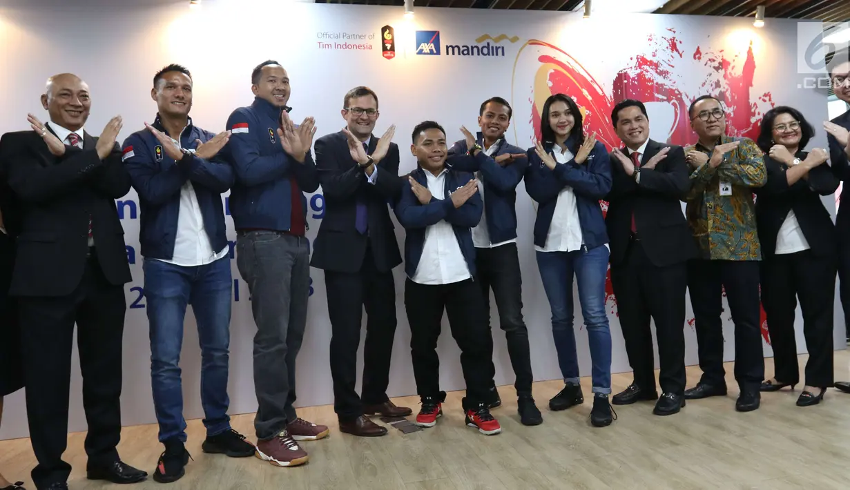 President Director of AXA Mandiri, Jean-Philippe Vandenschrick bersama Ketum KOI dan sejumlah atlet berfoto bersama usai penandatanganan kerja sama di AXA Tower, Jakarta, Senin (23/4). (Liputan6.com/Angga Yuniar)