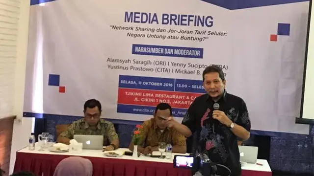 Anggota Ombudsman Republik Indonesia Alamsyah Saragih saat media briefing mengenai network sharing dan interkoneksi di Jakarta.
