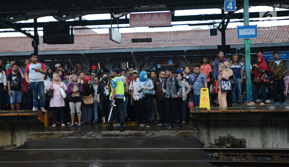 Penumpang menunggu rangkaian kereta Commuter Line di Stasiun Manggarai, Jakarta, Selasa (22/1). PT. Kereta Commuter Indonesia (KCI) menutup jalur 10 Stasiun Manggarai tujuan Depok dan Bogor sejak 23 Januari sampai 8 Maret 2019. (Merdeka.com/Imam Buhori)