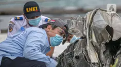 Petugas Komisi Nasional Keselamatan Transportasi (KNKT) memeriksa bagian turbin pesawat Sriwijaya Air dihari kelima yang jatuh di perairan Pulau Seribu, di Dermaga JICT, Jakarta,  Rabu (13/1/2021). Pemeriksaan itu dilakukan untuk mengetahui penyebab jatuhnya pesawat. (Liputan6.com/Faizal Fanani)