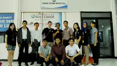 Tim Liputan6.com berpose bersama dengan panitia dari Campus Hiring Budi Luhur (Liputan6.com/Andrian M Tunay).