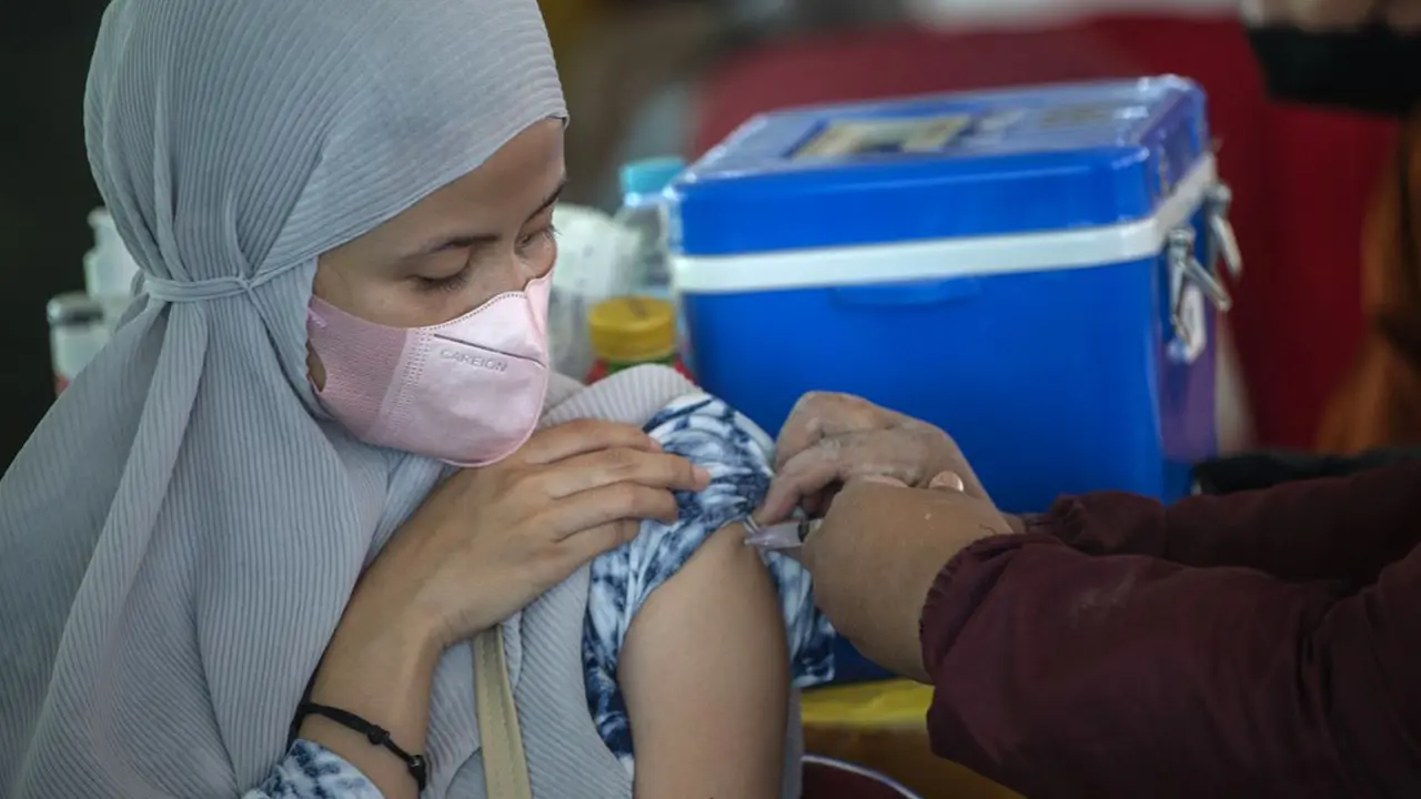 FOTO: Pusat Vaksinasi COVID-19 Massal Darurat di Surabaya