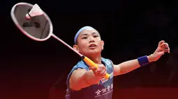 Gregoria Mariska Tunjung gagal memetik kemenangan dalam laga perdananya di ajang BWF World Tour Finals 2023. Atlet berusia 24 tahun itu dihajar oleh jagoan Taiwan Tai Tzu Ying dengan dua game langsung 18-21 dan 17-21. (STR/AFP)