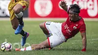 Bek Persija, Gunawan Dwi Cahyo, menekel stiker Mitra Kukar, Marclei Cesar, pada laga Liga 1 2017 di Stadion Patriot, Bekasi, Minggu (15/5/2017). Kedua tim bermain imbang 1-1. (Bola.com/Vitalis Yogi Trisna)